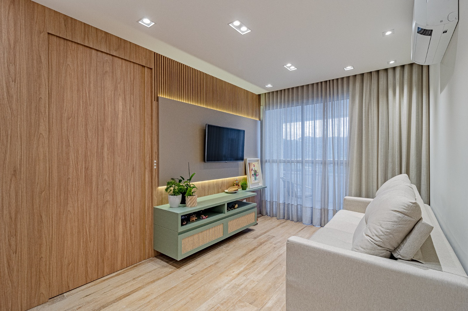 Living integrado com painel ripado de madeira e marcenaria planejada